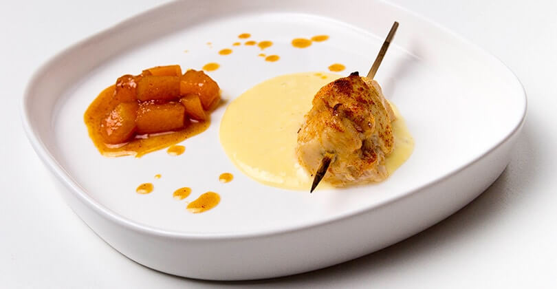 Piccolo spiedino di pollo marinato con fonduta di Gorgonzola DOP dolce e melone al caramello fumè