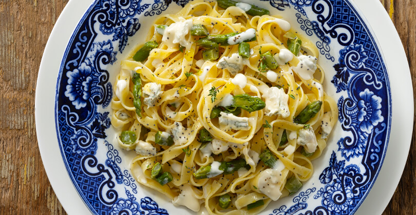 Tagliatelle mit mildem Gorgonzola G.U., Spargel, Mohn und Kräutern