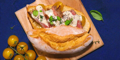 Emparedado con pan casero con carne de buey, salsa de queso Gorgonzola dulce