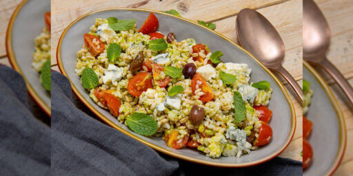 Mix cereali con gorgonzola dop piccante, pomodorini, olive, pesto e menta