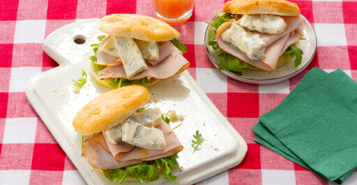Small focaccias stuffed with Gorgonzola PDO, roasted turkey rump and rocket