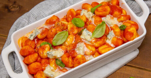Gnocchi mit tomatensauce, gratiniert mit mildem Gorgonzola und basilikum