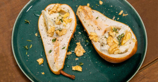 Pere al forno con Gorgonzola DOP, timo, noci e miele