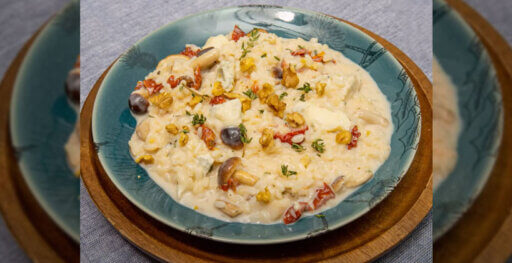 Risotto con queso Gorgonzola DOP, setas con tomatillos secos y nueces molidas