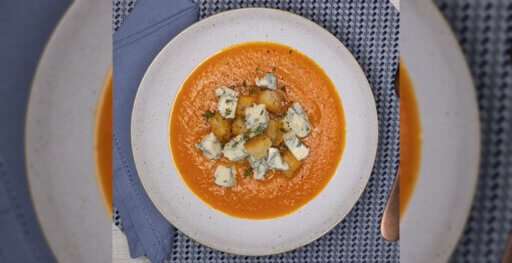 Sopa de sobras con queso Gorgonzola picante, croutons e hierbas aromáticas
