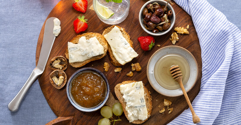 Skærebræt med to cocktail, Gorgonzola BOB, marmelader