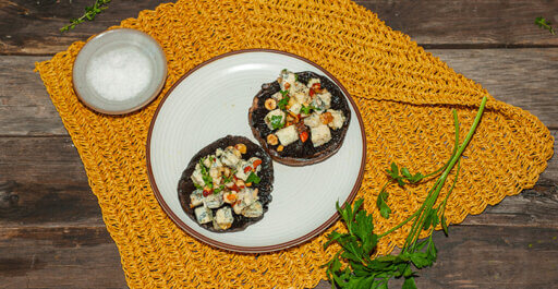 Champignons grillés garnis de Gorgonzola AOP Piquant, fruits secs et fines herbes