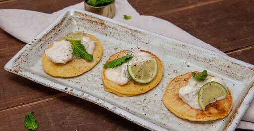 Beignets de pois chiches garnis de Gorgonzola AOP, menthe et citron vert