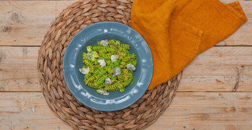 Fideo “Tornillos” con pesto de espinacas cáscaras de limón y cubitos de queso Gorgonzola DOP picante