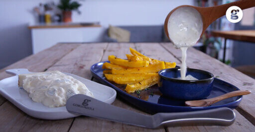 Polentachips met saus met Gorgonzola Bob